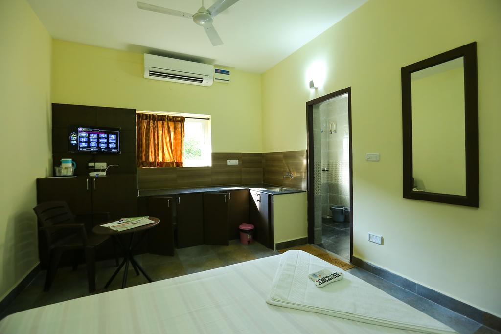Season 4 Residences: Tech Hub Convenience in Thiruvanmiyur Chennai Room photo